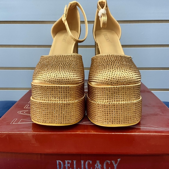 Platform Rounded Toe Block High Heeled Sandals - Picture 2 of 7